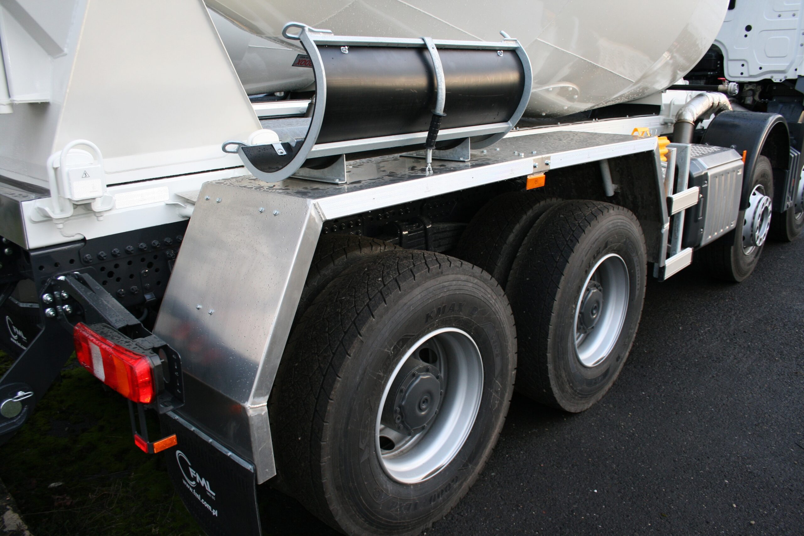 Aluminum fenders with cover>