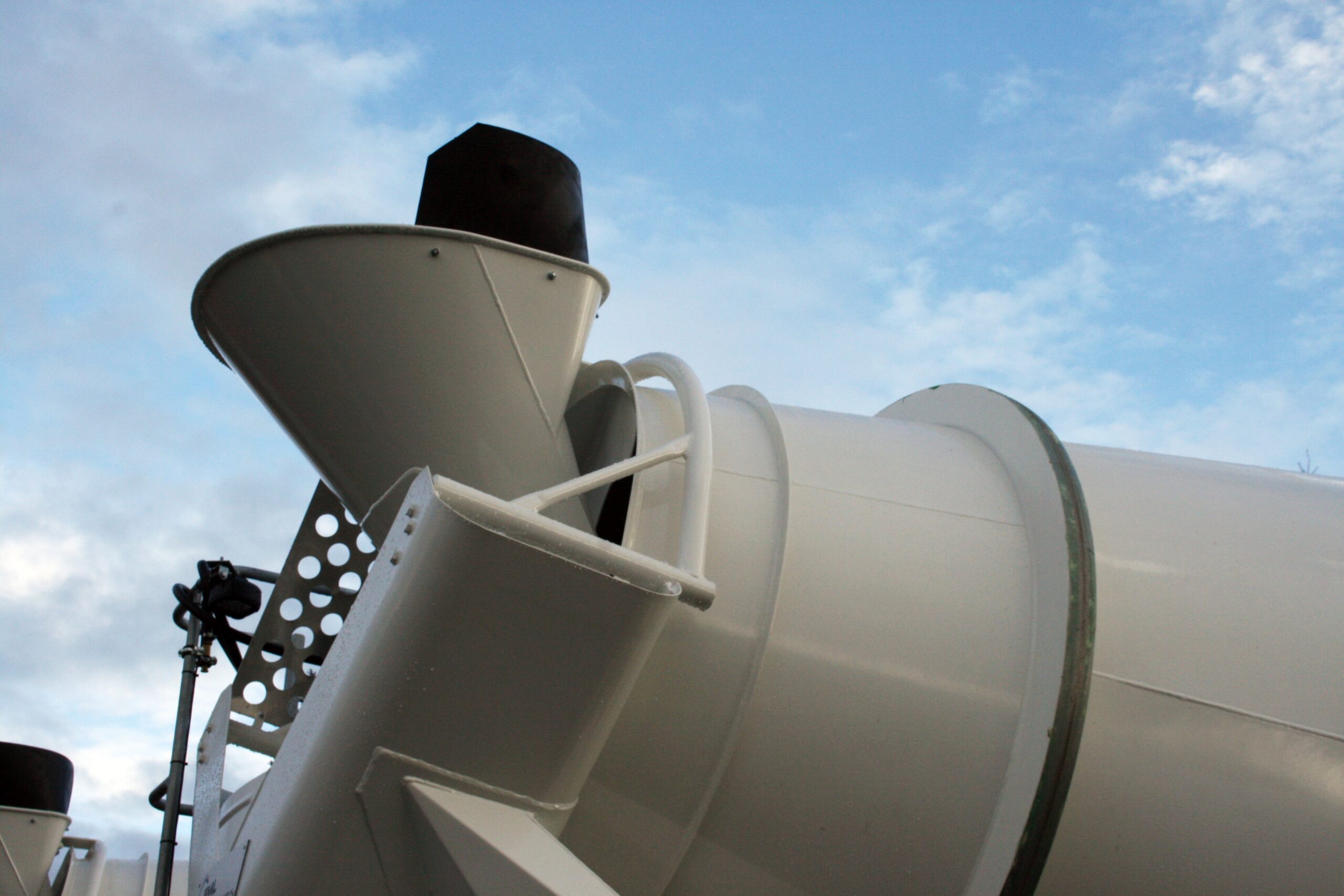 Hopper with widening flange>