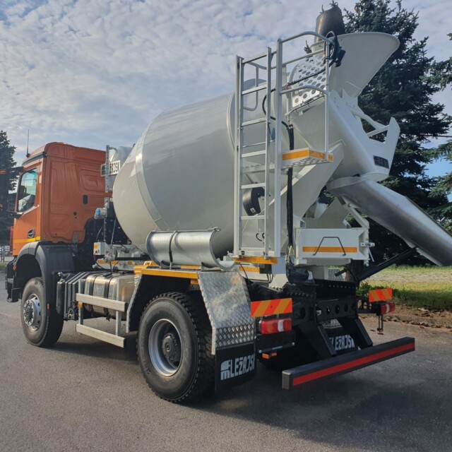 Mercedes with small 4 m3 concrete mixer body-2