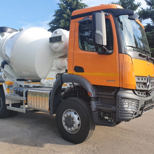 Mercedes with small 4 m3 concrete mixer body-4