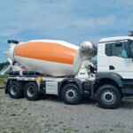 надбудова автобетонозмішувача MAN з помаранчевою смугою
