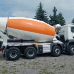 надбудова автобетонозмішувача MAN з помаранчевою смугою