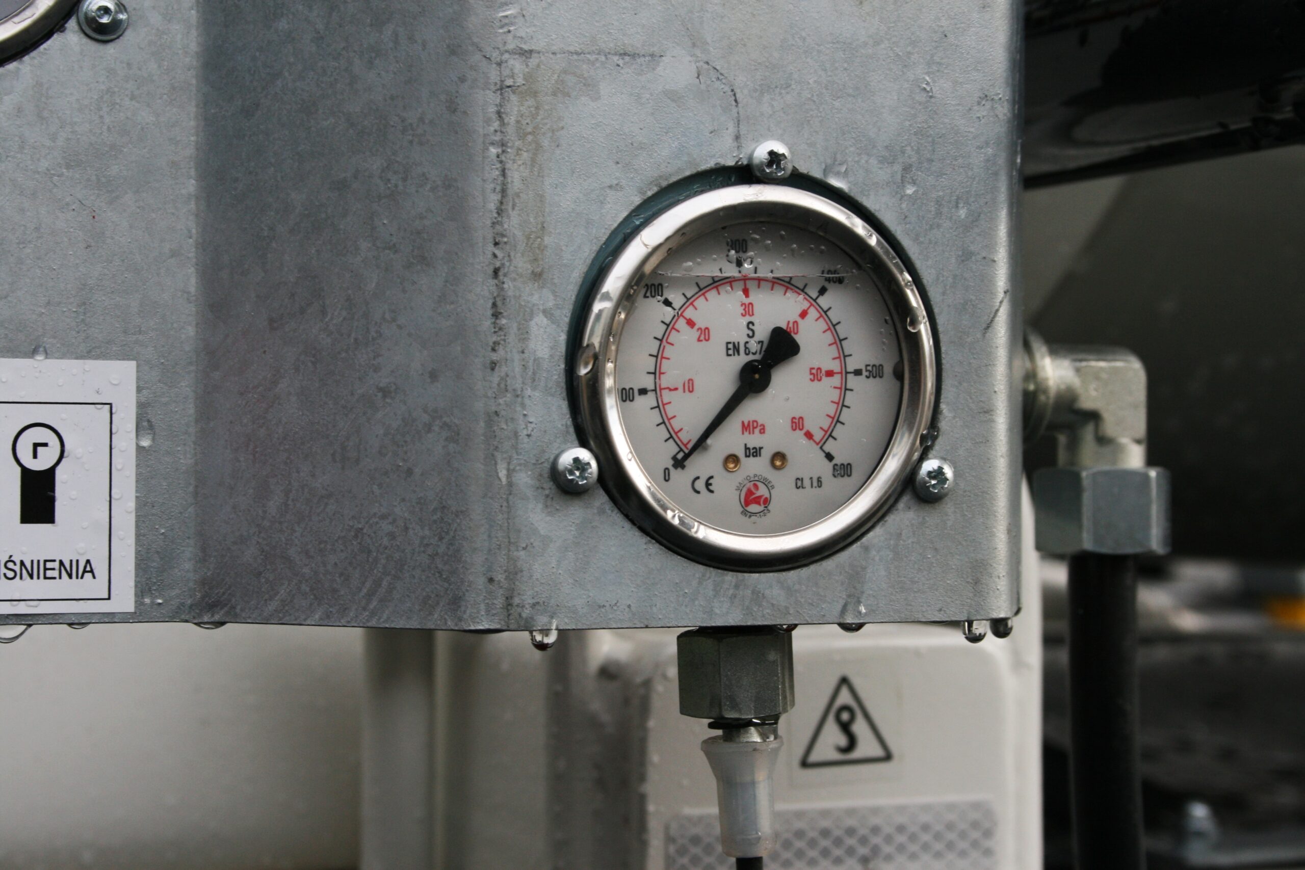 Manometr mierzący ciśnienie na pompie (gęstość betonu)
